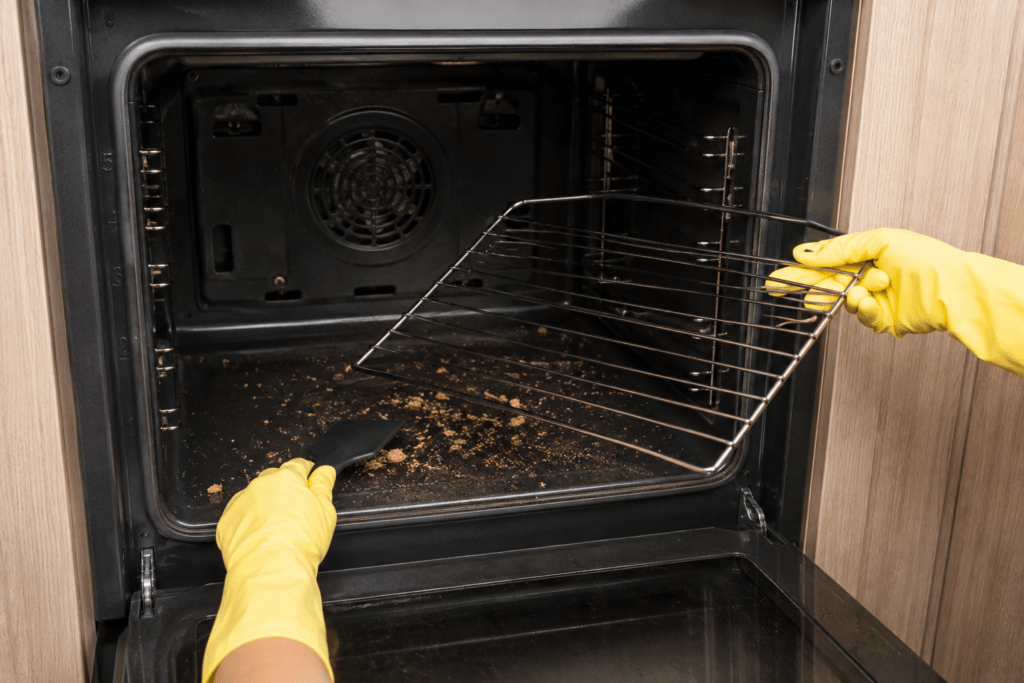 préparation d’un four froid avant le nettoyage des graisses brûlées