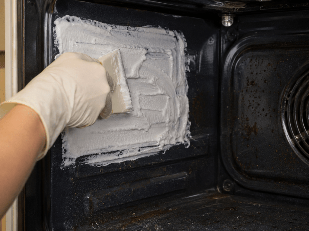 pâte de bicarbonate appliquée pour nettoyer un four très sale